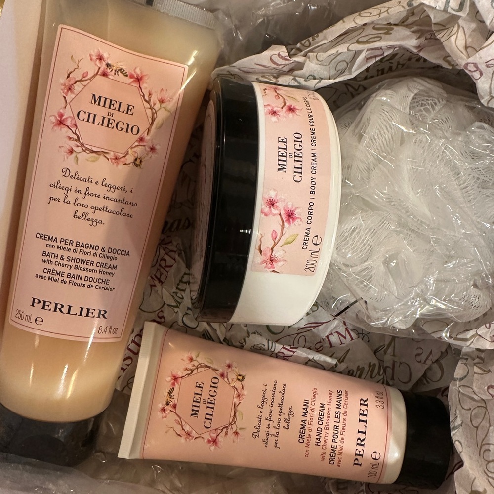 Perlier Miele Cherry blossom Gift Set in gorgeous gold box BRAND NEW gift set !! - Picture 2 of 5